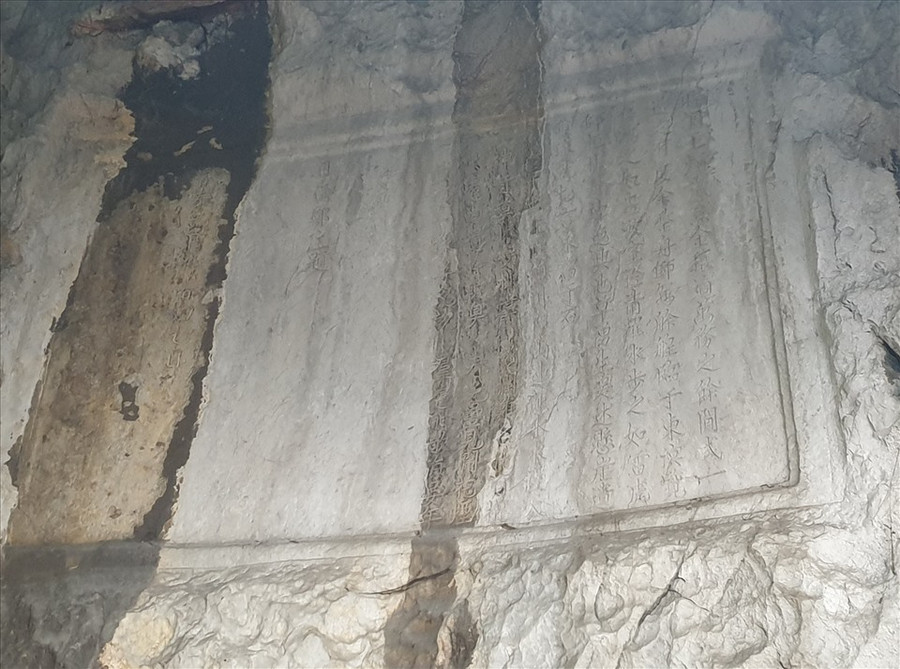 Bài thơ của chúa Trịnh Cương được khắc lên vách núi năm 1729. Ảnh: Nguyễn Hùng