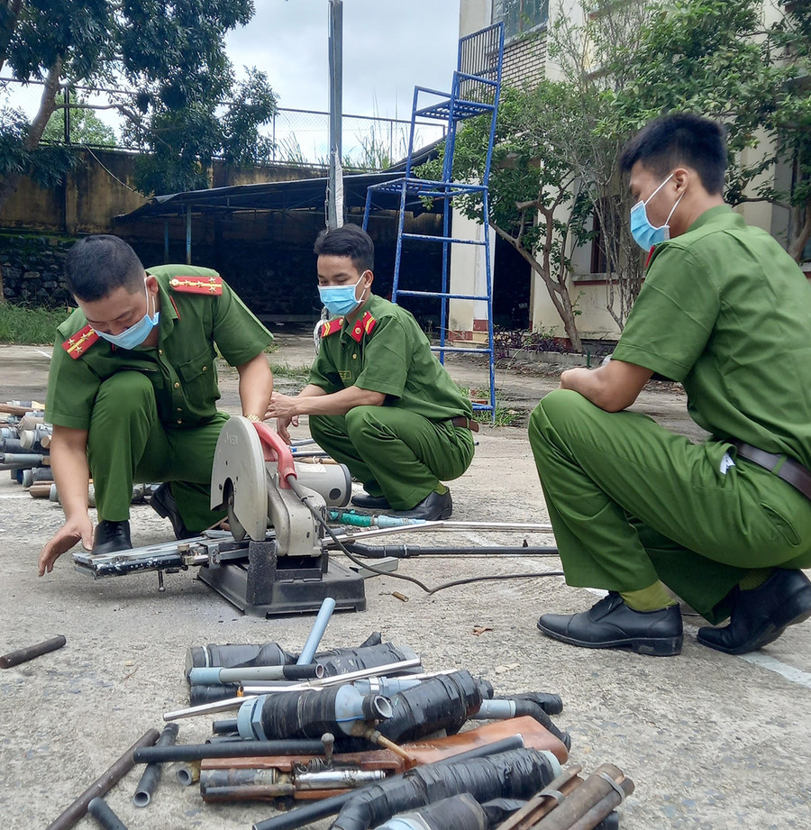 Quang cảnh buổi tiêu hủy súng tự chế, công cụ hỗ trợ. Ảnh: Lan Anh Quang cảnh buổi tiêu hủy vũ khí, súng tự chế, công cụ hỗ trợ. Ảnh: Lan Anh