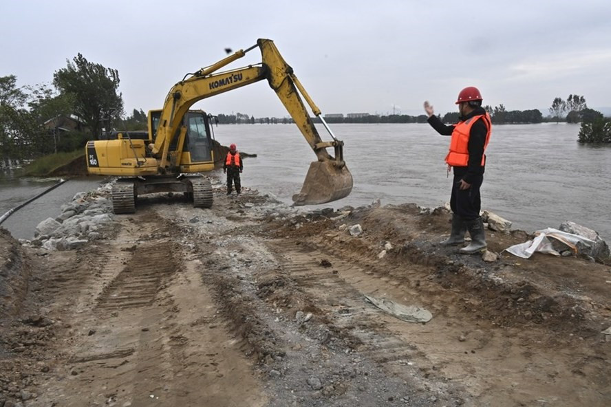 Đê vỡ đã được kiểm soát ở tỉnh Sơn Tây, Trung Quốc, ngày 8.10. Ảnh: Tân Hoa Xã