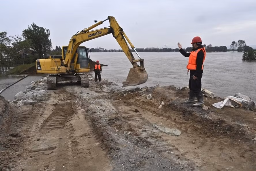 Đê vỡ đã được kiểm soát ở tỉnh Sơn Tây, Trung Quốc, ngày 8.10. Ảnh: Tân Hoa Xã