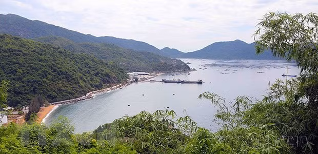  Tháng 6/1997, Vũng Rô (xã Hòa Xuân Nam, huyện Đông Hòa, tỉnh Phú Yên), một trong những bến quan trọng của đường Hồ Chí Minh trên biển, gắn liền với chiến công của những con tàu Không số được Bộ Văn hóa-Thông tin công nhận là Di tích Lịch sử cấp quốc gia. (Ảnh: Trần Lê Lâm/TTXVN)