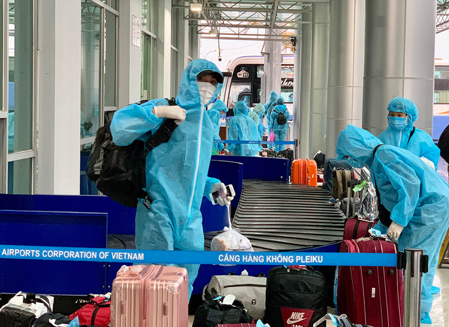 Người dân chuẩn bị di chuyển về khu cách ly sau khi xuống chuyến bay đón công dân về tỉnh vào ngày 23-7-2021. Ảnh: Như Nguyện Công dân nhận lại hành lý chuẩn bị lên xe di chuyển về khu cách ly. Ảnh: Như Nguyện
