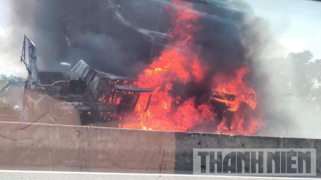 Chiếc xe tải bốc cháy dữ dội ngay giữa Quốc lộ 1 đoạn qua tỉnh Quảng Trị. Ảnh: Nguyễn Phúc Chiếc xe tải bốc cháy dữ dội ngay giữa Quốc lộ 1 đoạn qua tỉnh Quảng Trị. Ảnh: Nguyễn Phúc