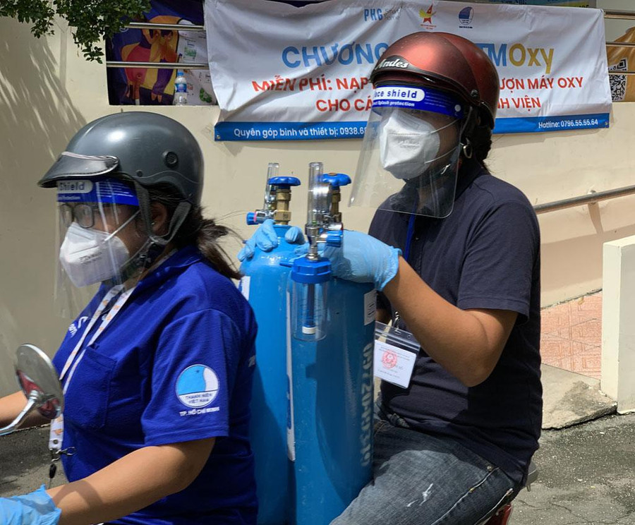 Nhiều thanh niên đã cứu sống các bệnh nhân F0 nhờ kịp thời vận chuyển ô xy đến tận nhà. Ảnh: Tân Phú