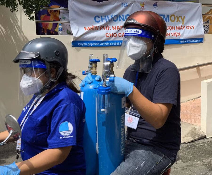 Nhiều thanh niên đã cứu sống các bệnh nhân F0 nhờ kịp thời vận chuyển ô xy đến tận nhà. Ảnh: Tân Phú