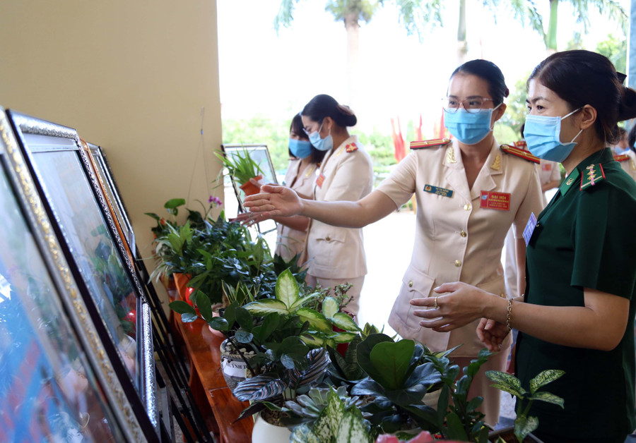 3. Đại biểu tham quan mô hình “Phụ nữ Công an tỉnh Gia Lai chung tay vì công sở xanh”