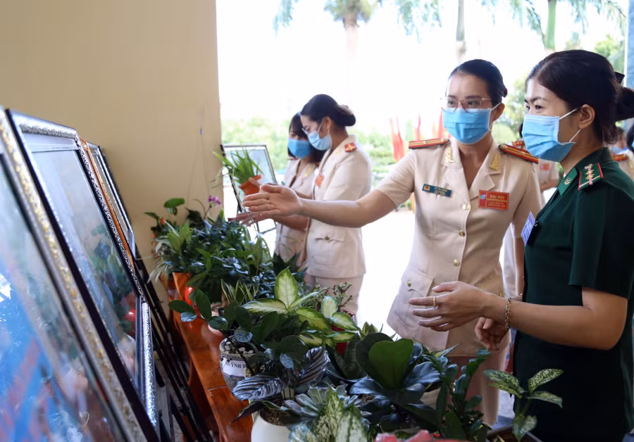 3. Đại biểu tham quan mô hình “Phụ nữ Công an tỉnh Gia Lai chung tay vì công sở xanh”