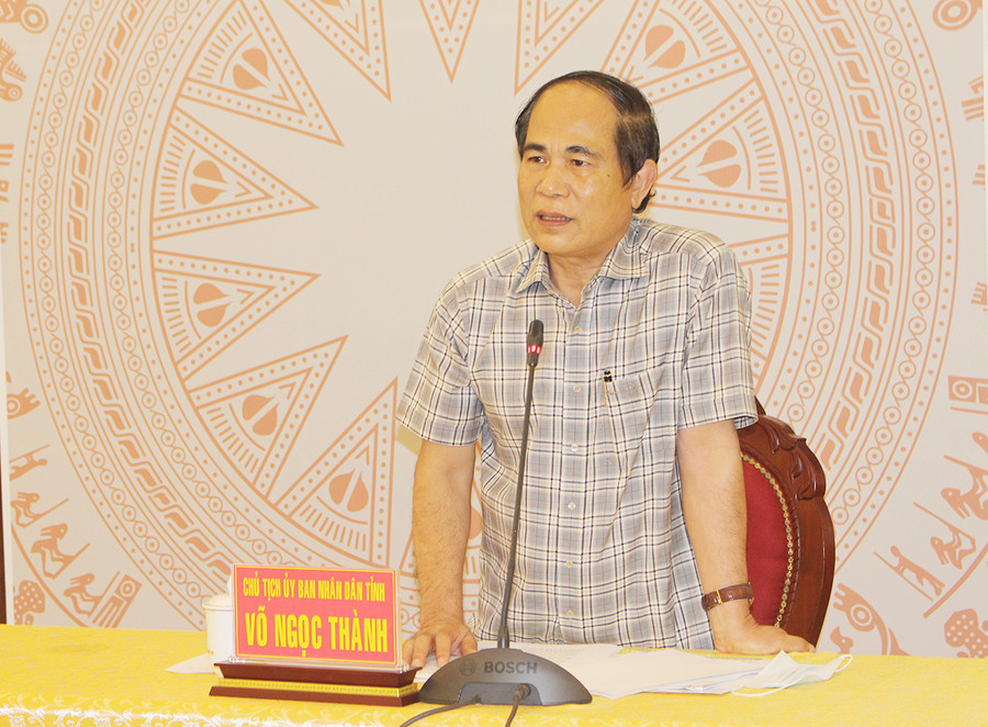 Đồng chí Võ Ngọc Thành-Phó Bí thư Tỉnh ủy, Chủ tịch UBND tỉnh, Trưởng ban Chỉ đạo phòng-chống dịch Covid-19 chủ trì cuộc họp trực tuyến với Ban Chỉ đạo phòng-chống dịch các cấp. Ảnh: Phan Lài