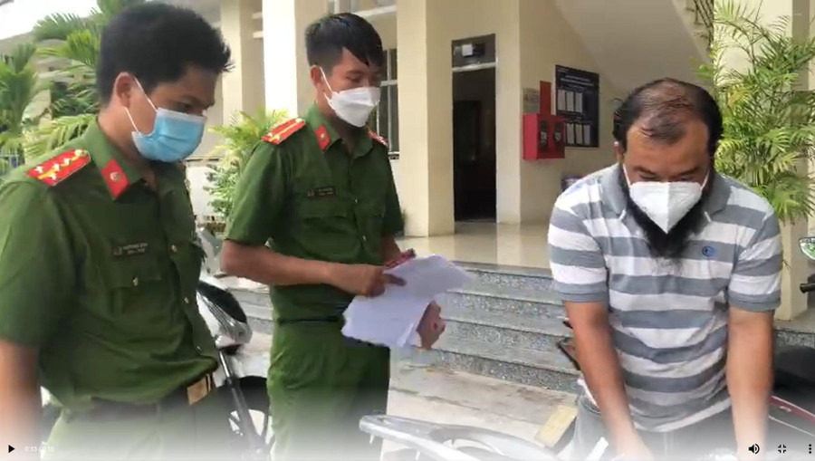 Đạt “râu” mang giấy xét nghiệm Covid-19 được làm giả nộp cho công an. Ảnh: CẮT TỪ CLIP  Đạt “râu” mang giấy xét nghiệm Covid-19 được làm giả nộp cho công an. Ảnh: CẮT TỪ CLIP