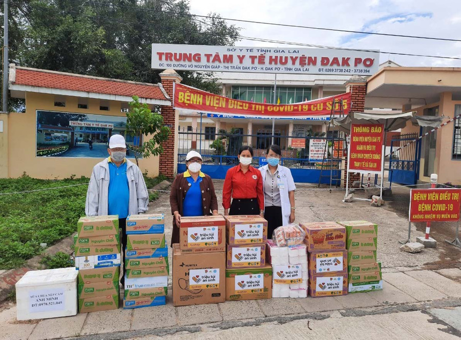Tặng vật dụng và nhu yếu phẩm cho Trung tâm Y tế huyện thực hiện công tác phòng, chống dịch Covid-19. Ảnh Hồng Ngọc
