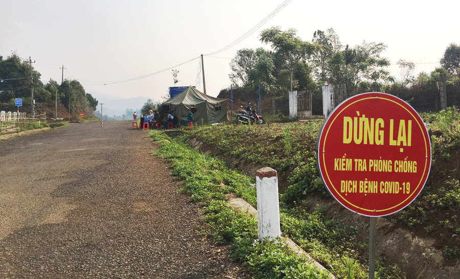 Tăng cường kiểm soát tại chốt Ngọc Lây. Ảnh: PN