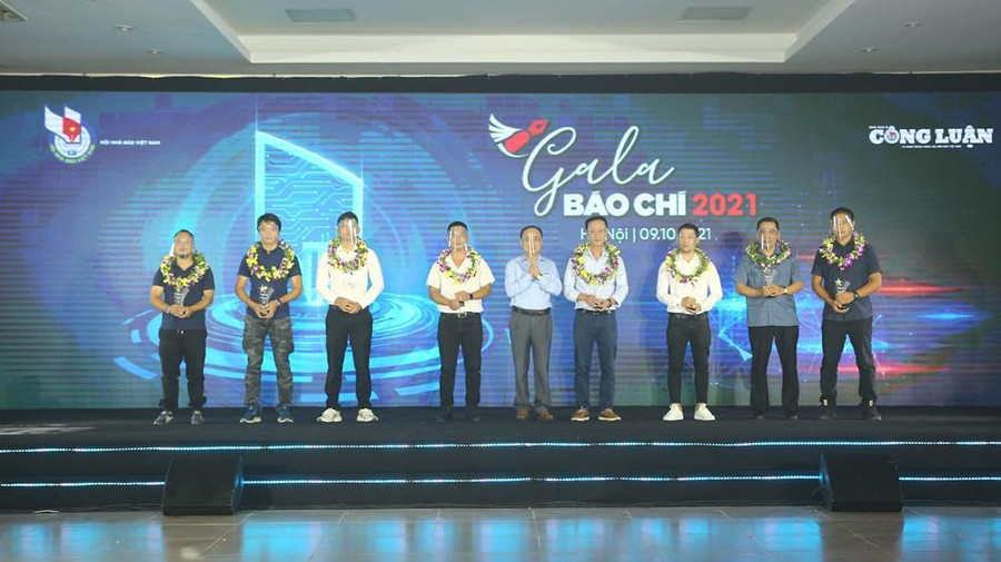 Các tác giả có tác phẩm xuất sắc năm trong top 10 được tôn vinh tại Gala báo chí 2021. Ảnh: Sơn Hải Các tác giả có tác phẩm xuất sắc năm trong top 10 được tôn vinh tại Gala báo chí 2021. Ảnh: Sơn Hải