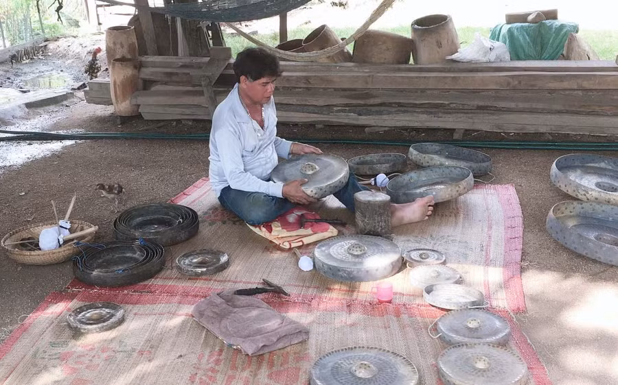 Nghệ nhân Ưu tú Nay Dri đang chỉnh chiêng. Ảnh: Đinh Tùng