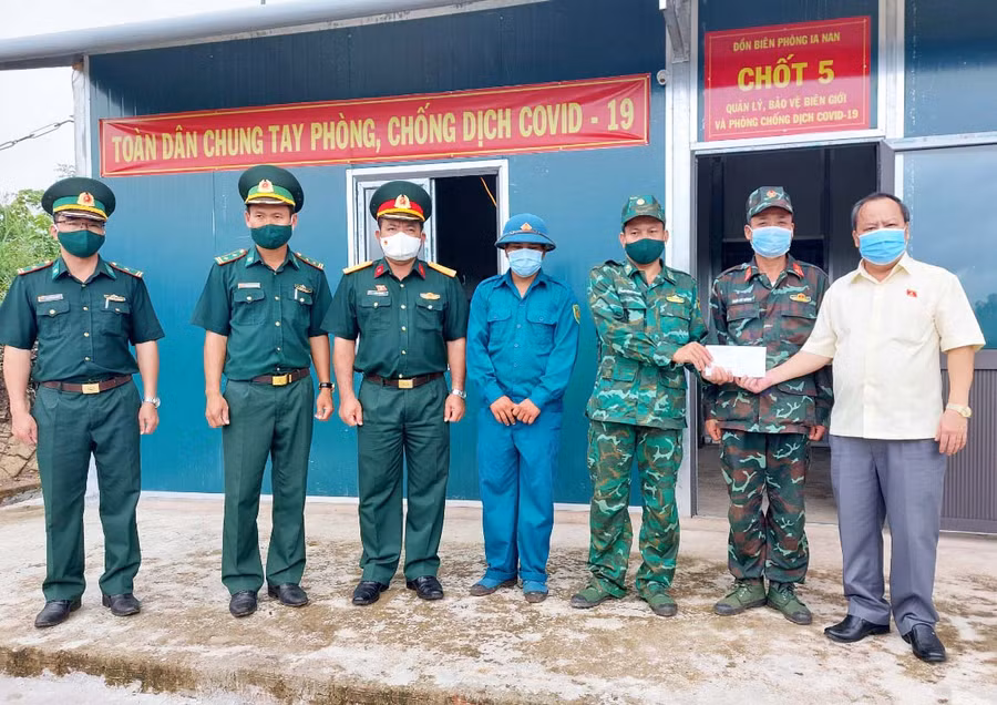 Trưởng đoàn đại biểu Quốc hội tỉnh tặng quà Chốt số 5, Đồn Biên phòng Ia Nan. Ảnh: Vĩnh Hoàng