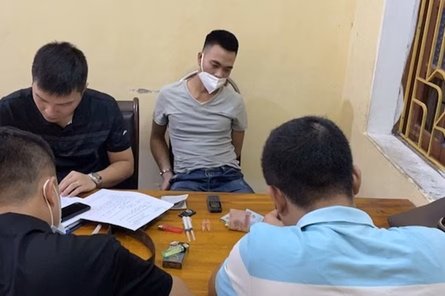 Bị can Nguyễn Lâm Tùng tại cơ quan công an. Ảnh: CACC Bị can Nguyễn Lâm Tùng tại cơ quan công an. Ảnh: CACC