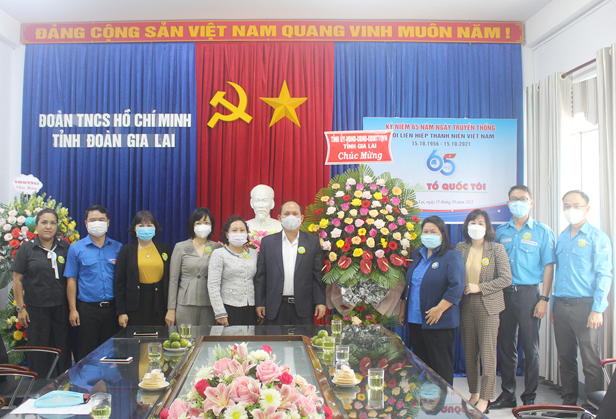Tỉnh ủy, HĐND, UBND, Ủy ban MTTQ Việt Nam tỉnh tặng hoa chúc mừng Hội LHTN Việt Nam tỉnh nhân kỷ niệm 65 năm thành lập. Ảnh: Phan Lài