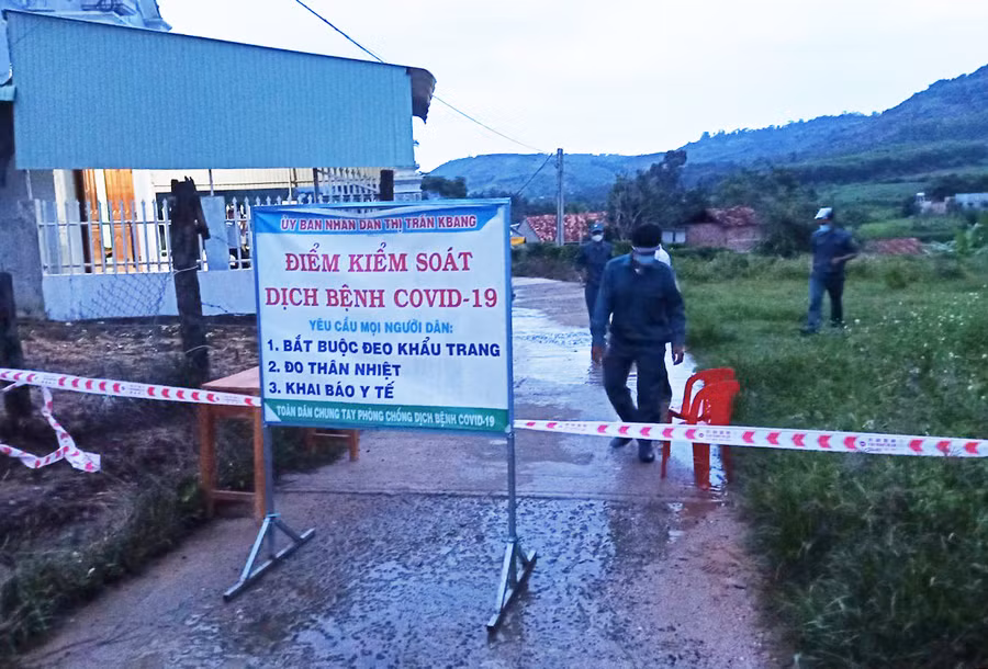 Phong tỏa khu vực, nhà có ca F0 ở Tổ dân phố 10, thị trấn Kbang. Ảnh: Minh Ngân
