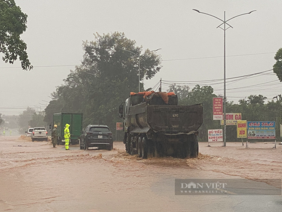 Lực lượng chức năng tham gia điều tiết giao thông. Ảnh: Ngọc Giàu Lực lượng chức năng tham gia điều tiết giao thông. Ảnh: Ngọc Giàu