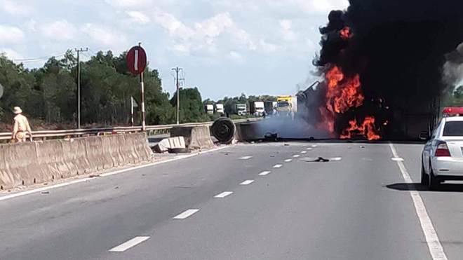 Vụ cháy đã làm 1 làn đường của Quốc lộ 1 bị tê liệt. Ảnh: Nguyễn Phúc Vụ cháy đã làm 1 làn đường của Quốc lộ 1 bị tê liệt. Ảnh: Nguyễn Phúc