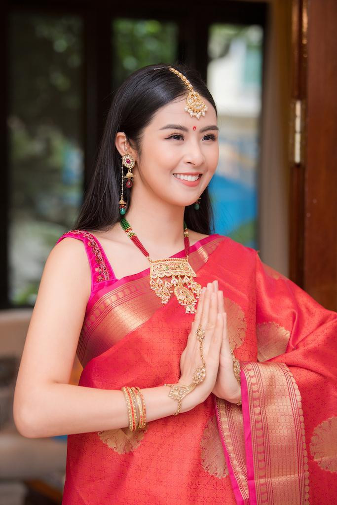 Mặc trang phục truyền thống kết hợp với những phụ kiện đi kèm như cài tóc, bông tai, vòng tay kết hợp cùng nhẫn, Ngọc Hân được khen đúng chuẩn gái Ấn