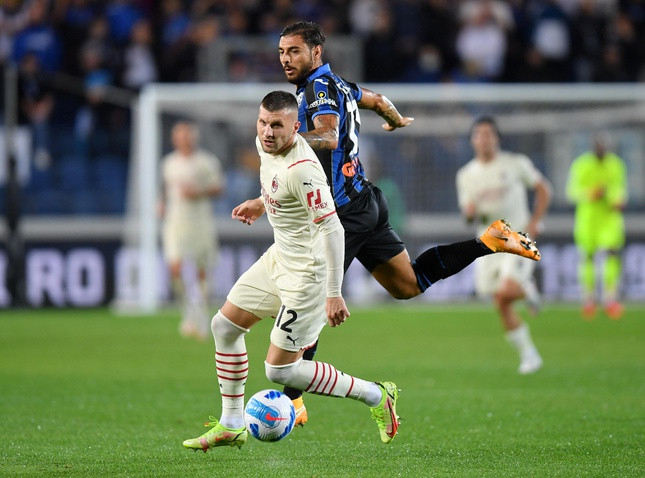 Tiền đạo Rebic (12) tranh bóng cùng hậu vệ Atalanta. Ảnh: Reuters