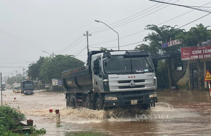 Ông Phạm Bá Yên (P.Tân Hòa, TP.Buôn Ma Thuột) tài xế xe tải chạy tuyến Đắk Lắk – Lâm Đồng, cho biết mỗi khi đi qua huyện Cư Kuin gặp trời mưa to thì rất lo lắng, vì khu vực này thường xuyên xảy ra ngập lụt, ách tắc giao thông. “Nhiều lần nước ngập chạm sàn xe ô tô và nhấn chìm cả ống xả. Chúng tôi mong nhà nước sớm khắc phục tình trạng này”, ông Yên nói. Ảnh: Ngọc Giàu Ông Phạm Bá Yên (P.Tân Hòa, TP.Buôn Ma Thuột) tài xế xe tải chạy tuyến Đắk Lắk – Lâm Đồng, cho biết mỗi khi đi qua huyện Cư Kuin gặp trời mưa to thì rất lo lắng, vì khu vực này thường xuyên xảy ra ngập lụt, ách tắc giao thông. “Nhiều lần nước ngập chạm sàn xe ô tô và nhấn chìm cả ống xả. Chúng tôi mong nhà nước sớm khắc phục tình trạng này”, ông Yên nói. Ảnh: Ngọc Giàu