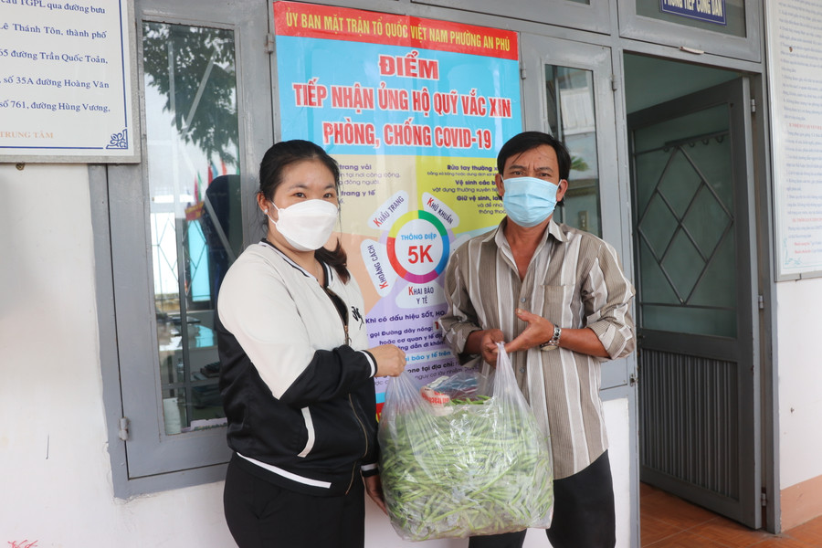 Qua kêu gọi của Ủy ban MTTQ Việt Nam thị xã An Khê, anh Lê Văn Cư (tổ 15, phường An Phú) đã ủng hộ 500 kg rau củ quả cho các khu cách ly. Ảnh: Ngọc Minh