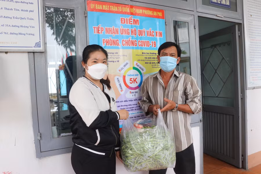 Qua kêu gọi của Ủy ban MTTQ Việt Nam thị xã An Khê, anh Lê Văn Cư (tổ 15, phường An Phú) đã ủng hộ 500 kg rau củ quả cho các khu cách ly. Ảnh: Ngọc Minh