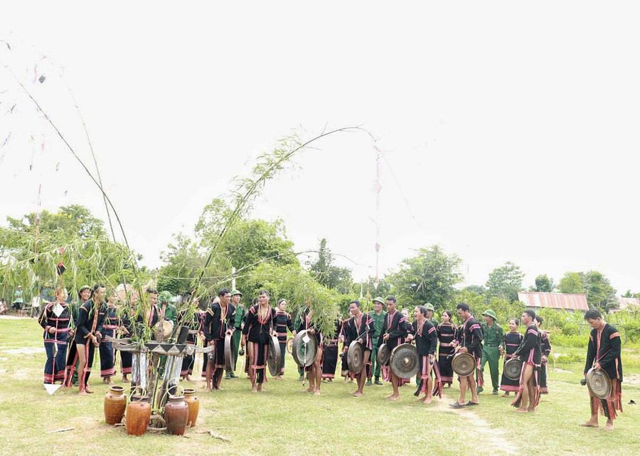 Các buôn làng ở vùng đất Krông Pa hiện vẫn còn lưu giữ nhiều lễ hội gắn với cồng chiêng. Ảnh: Minh Châu