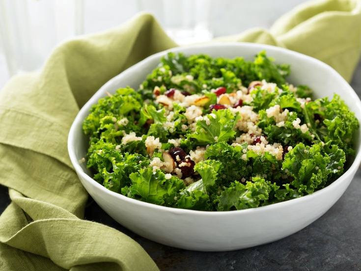 Tốt nhất nên kết hợp xà lách với các loại thực phẩm lành mạnh khác như ngũ cốc thô, trái cây, rau và chất béo bổ dưỡng. Ảnh: Shutterstock