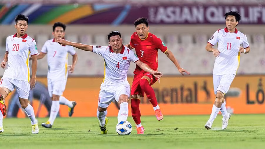 Tiến Dũng (số 4) bị thay ra sớm dẫn tới khủng hoảng ở hàng thủ. Ảnh: AFC