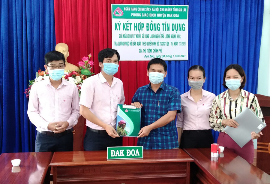  Phòng Giao dịch Ngân hàng CSXH huyện Đak Đoa giải ngân cho vay hỗ trợ người sử dụng lao động trả lương ngừng việc. Ảnh: Sơn Ca