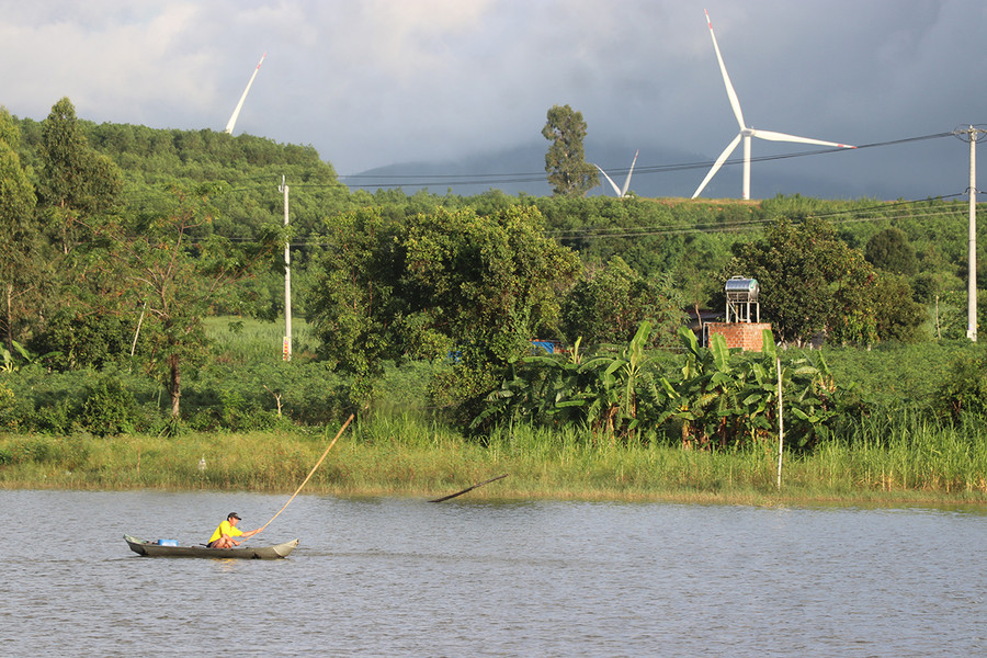 Người dân còn lơ là, chủ quan không trang bị đồ bảo hộ khi đánh bắt cá trên lòng hồ thủy điện An Khê. Ảnh: Ngọc Minh Người dân còn lơ là, chủ quan không trang bị đồ bảo hộ khi đánh bắt cá, tiềm ẩn nguy cơ mất an toàn cao. Ảnh: Ngọc Minh