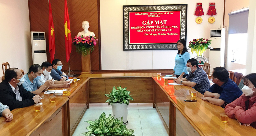 Bà Rcom Sa Duyên (đứng)-Giám đốc Sở Lao đông-Thương binh và Xã hội tỉnh Gia Lai phát biểu tại buổi gặp mặt đoàn. Ảnh: Đinh Yến