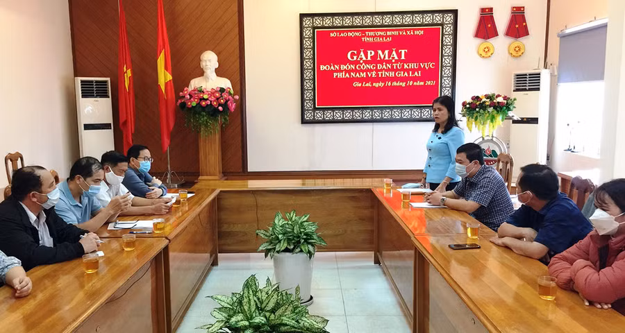 Bà Rcom Sa Duyên (đứng)-Giám đốc Sở Lao đông-Thương binh và Xã hội tỉnh Gia Lai phát biểu tại buổi gặp mặt đoàn. Ảnh: Đinh Yến