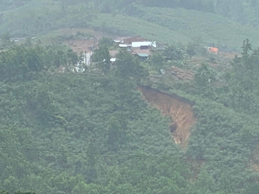 Vết nứt ở một ngọn núi xã Sơn Bua, H.Sơn Tây, Quảng Ngãi. Ảnh: Hải Phong