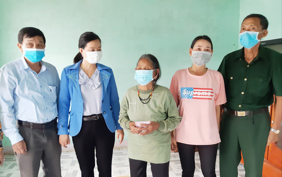  Tặng sổ tiết kiệm cho bà Đinh Thị Hữi (làng Jro Ktu Đak Yang, xã Yang Bắc, huyện Đak Pơ). Ảnh: Tuyết Mai