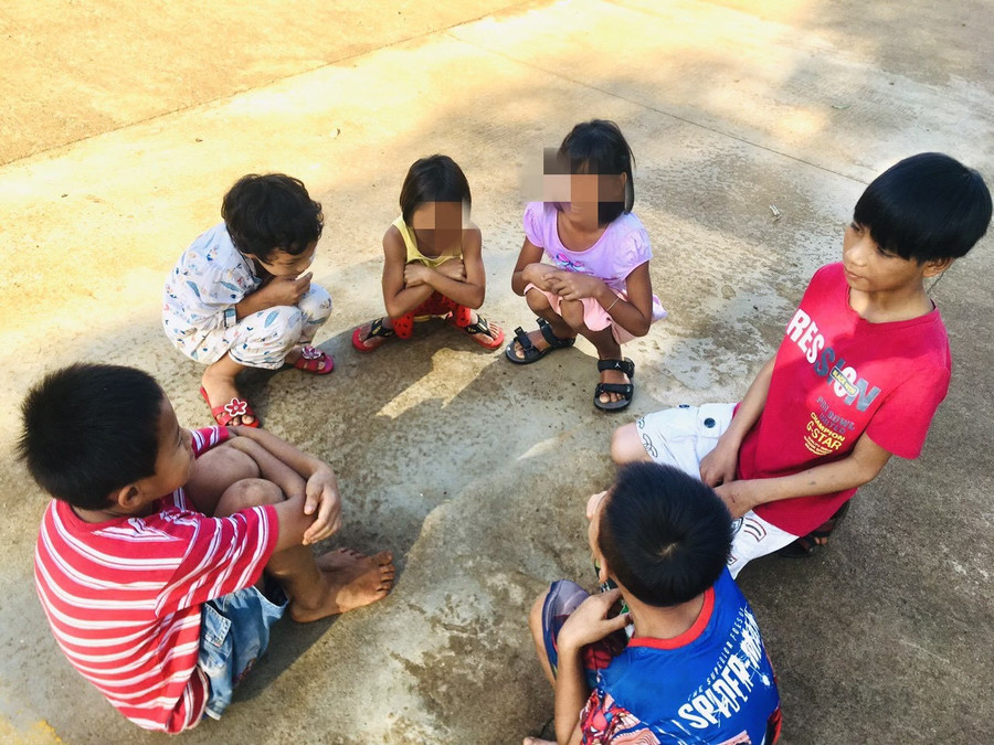 Hai chị em V1, V2 đã ổn định tinh thần, vui chơi cùng các bạn tại Trung tâm Bảo trợ Xã hội tổng hợp tỉnh Gia Lai. Ảnh: Ngọc Thu