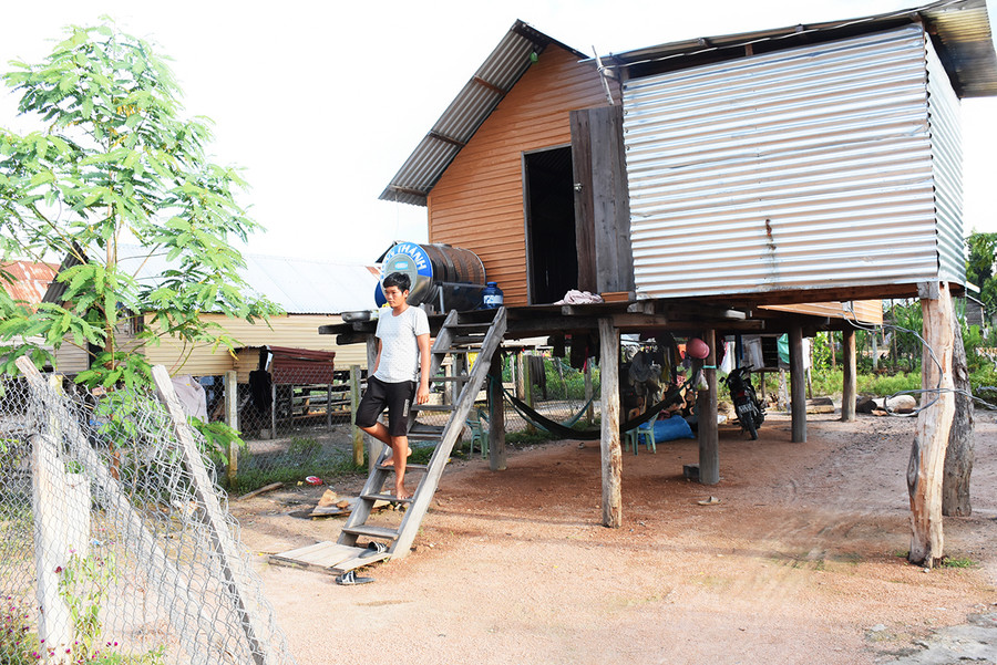 Nơi ở mới của anh Nay Thuyên (làng Blôm, xã Kim Tân, huyện Ia Pa) được bố trí nhà cửa ngăn nắp, môi trường sống sạch sẽ. Ảnh: Phương Linh 2 Nơi ở mới của anh Nay Thuyên (làng Blôm) được bố trí nhà cửa ngăn nắp, môi trường sống sạch sẽ. Ảnh: Phương Linh