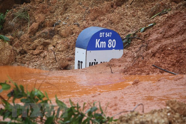 Mưa lớn gây sạt lở đất. (Ảnh: TTXVN)