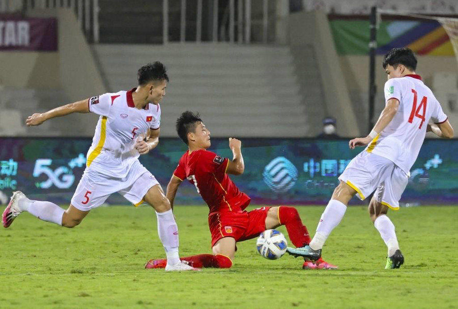 Thanh Bình và Hoàng Đức trận gặp Trung Quốc. Ảnh: AFP