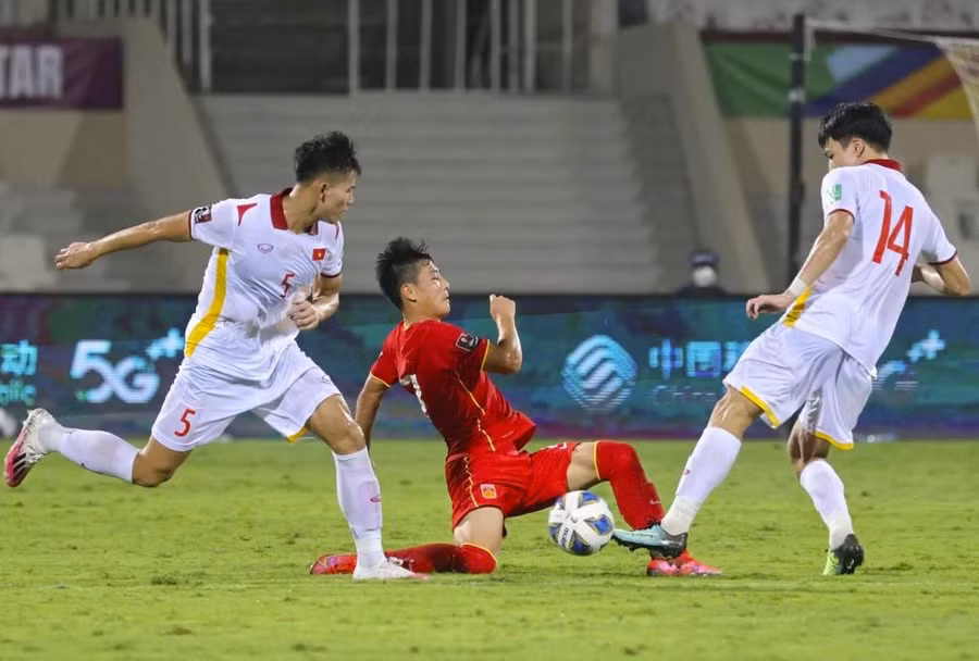 Thanh Bình và Hoàng Đức trận gặp Trung Quốc. Ảnh: AFP