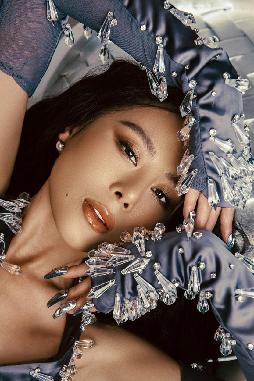 Ngoài ra, Nam Thư còn khẳng định việc cô luôn xông xáo, nỗ lực giúp đỡ mọi người xung quanh trong mùa dịch là xuất phát từ tấm lòng, cũng như mong muốn được trả ơn khán giả vì đã ủng hộ từ khi cô bắt đầu con đường nghệ thuật. Ảnh: Tri Nghia