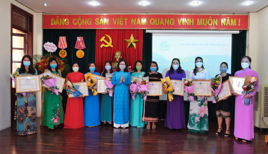 Hội LHPN tỉnh tuyên dương tập thể, cá nhân trong cuộc vận động rèn luyện 4 phẩm chất “tự tin, tự trọng, trung hậu, đảm đang”. Ảnh: Minh Châu