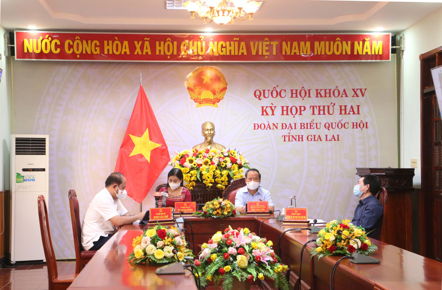 Quang cảnh phiên thảo luận trực tuyến tại kỳ họp thứ 2, Quốc hội khóa XV ở đầu cầu Gia Lai. Ảnh: Quang Tấn