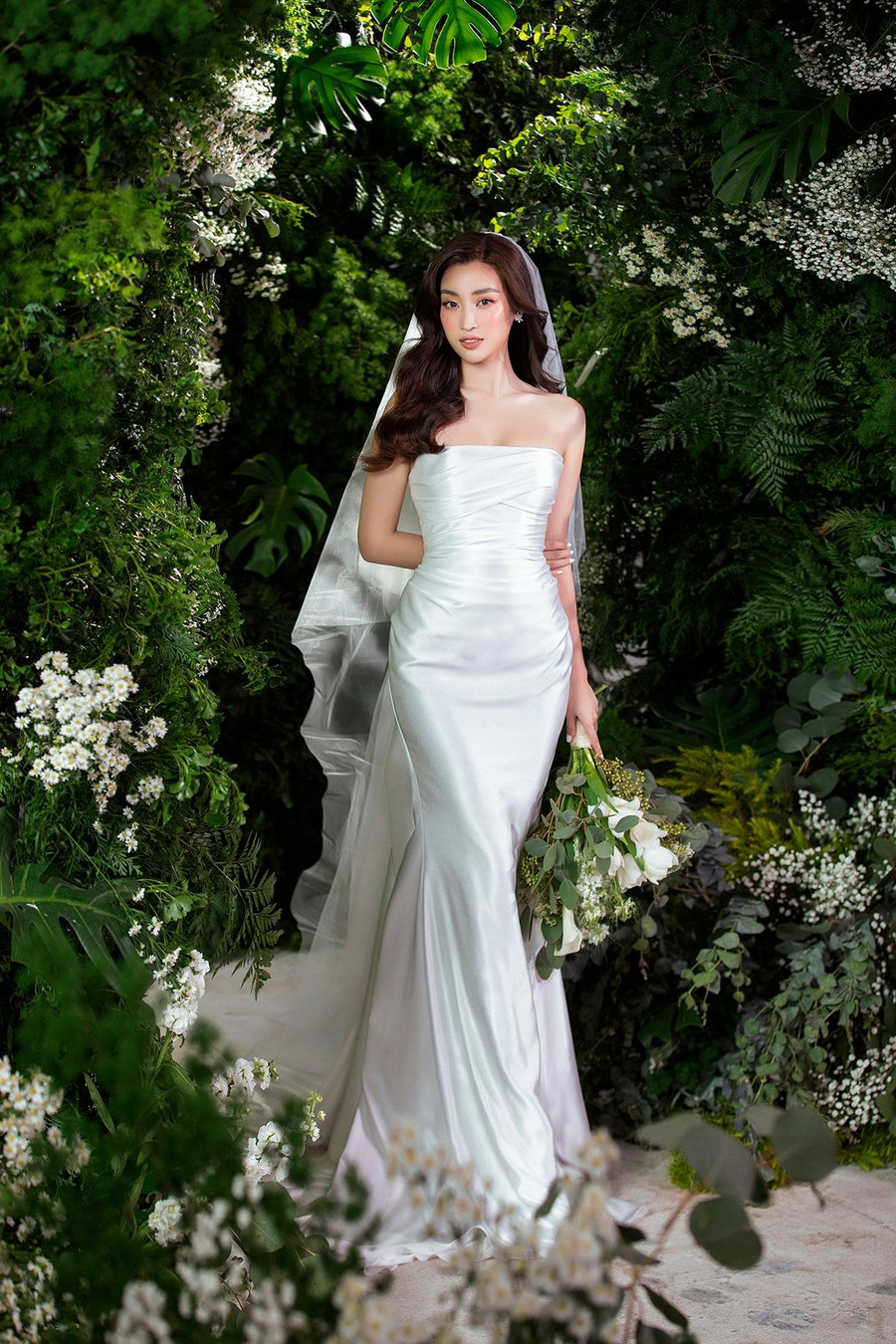 Trong bộ ảnh này, Đỗ Mỹ Linh khoe nhan sắc lộng lẫy, hoá thân thành công chúa trong sắc trắng tinh khôi của váy cưới. Đồng thời, các mẫu váy chiết eo tinh tế giúp tôn lên thân hình mảnh mai cũng là một gợi ý hay mà người đẹp muốn gửi đến những cô dâu yêu thích sự gợi cảm. Ảnh: Lê Thiện Viễn Trong bộ ảnh này, Đỗ Mỹ Linh khoe nhan sắc lộng lẫy, hoá thân thành công chúa trong sắc trắng tinh khôi của váy cưới. Đồng thời, các mẫu váy chiết eo tinh tế giúp tôn lên thân hình mảnh mai cũng là một gợi ý hay mà người đẹp muốn gửi đến những cô dâu yêu thích sự gợi cảm. Ảnh: Lê Thiện Viễn