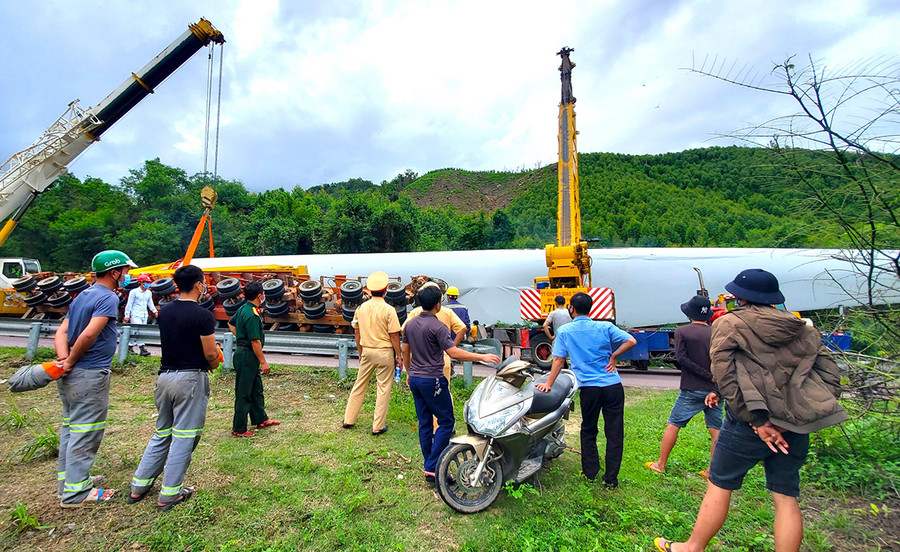 Hiện nay, đơn vị vận chuyển đang phối hợp với ngành chức năng huy động các thiết bị để cẩu xe, cánh quạt hư hỏng, giải phóng hiện trường. Ảnh: An Phát