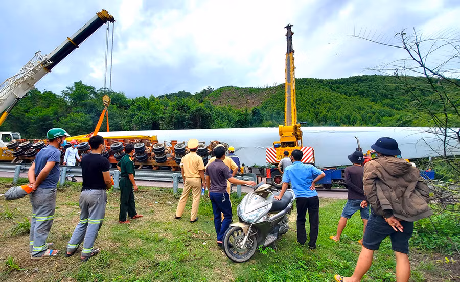Hiện nay, đơn vị vận chuyển đang phối hợp với ngành chức năng huy động các thiết bị để cẩu xe, cánh quạt hư hỏng, giải phóng hiện trường. Ảnh: An Phát