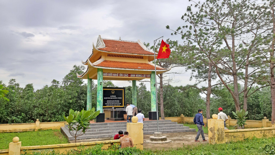 Khuôn viên Nhà bia tưởng niệm Dốc Lá. Ảnh: Nguyễn Quang Tuệ