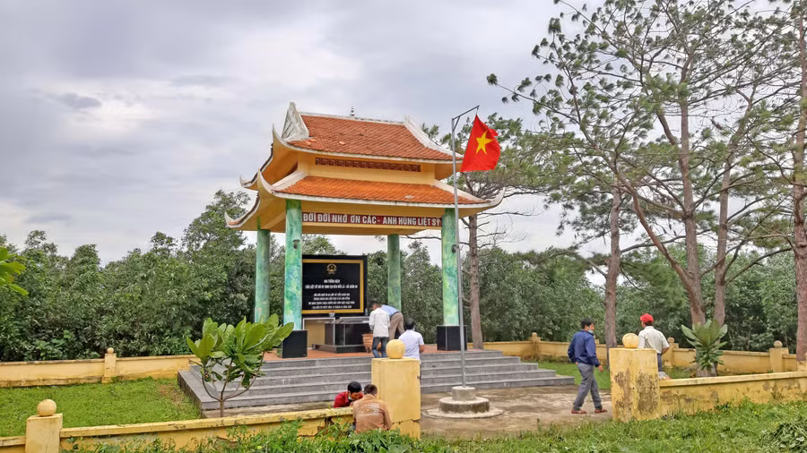 Khuôn viên Nhà bia tưởng niệm Dốc Lá. Ảnh: Nguyễn Quang Tuệ